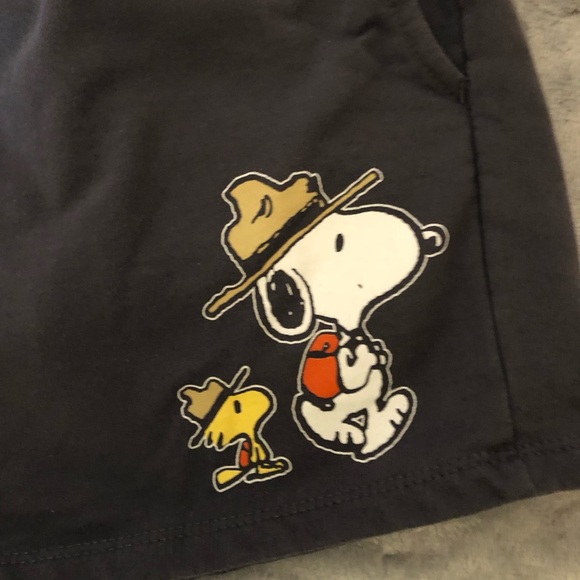 Wpmen's Gray Peanut's Sweatshorts with Snoopy, Size XL - Picture 2 of 4